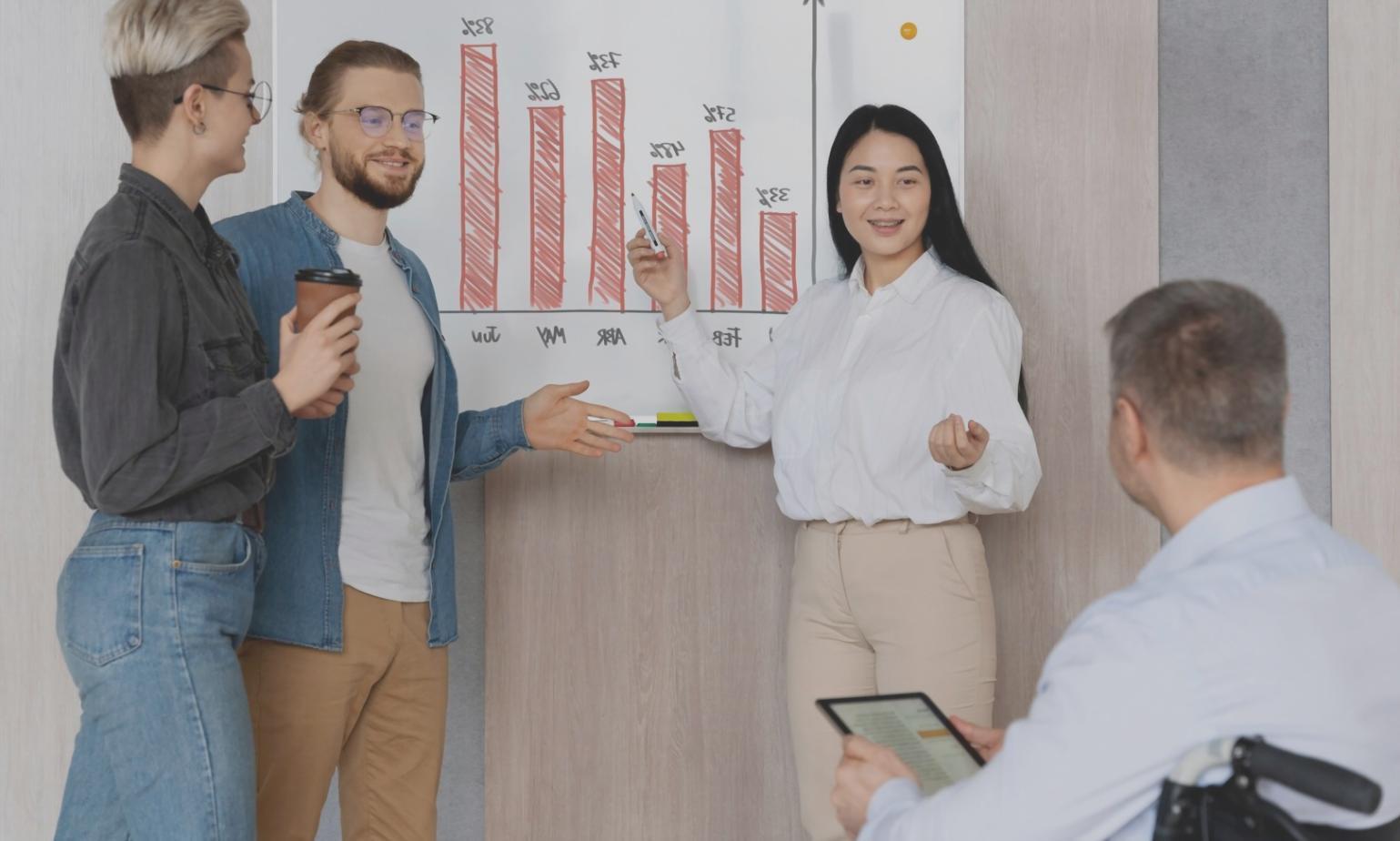 Invearo Team bei der Entwicklung neuer Lernmaterialien